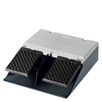 FUSSTASTER, ZWEIPEDALIG LEITUNGSEINFUEHRUNG M20X1,5 IP65, 1НО+1НЗ/1НО+1НЗ С SCHUTZHAUBE Siemens 3SE2932-0AA20